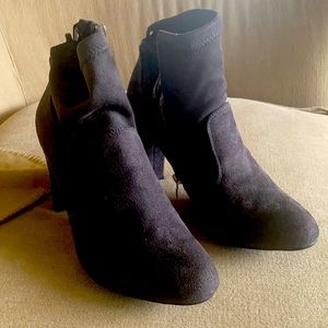 Ankle suede boots with heel.
